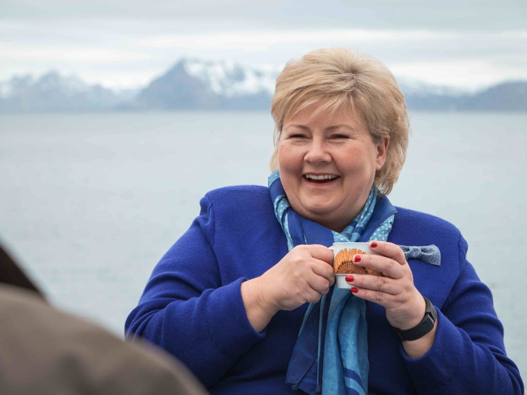 Erna Solberg med en god kaffekopp